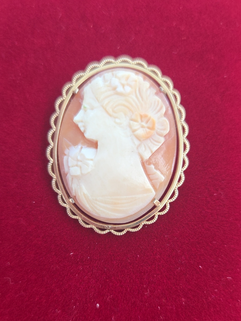 Krementz Vintage Left Facing Shell Cameo  Brooch with Gold Filled Frame